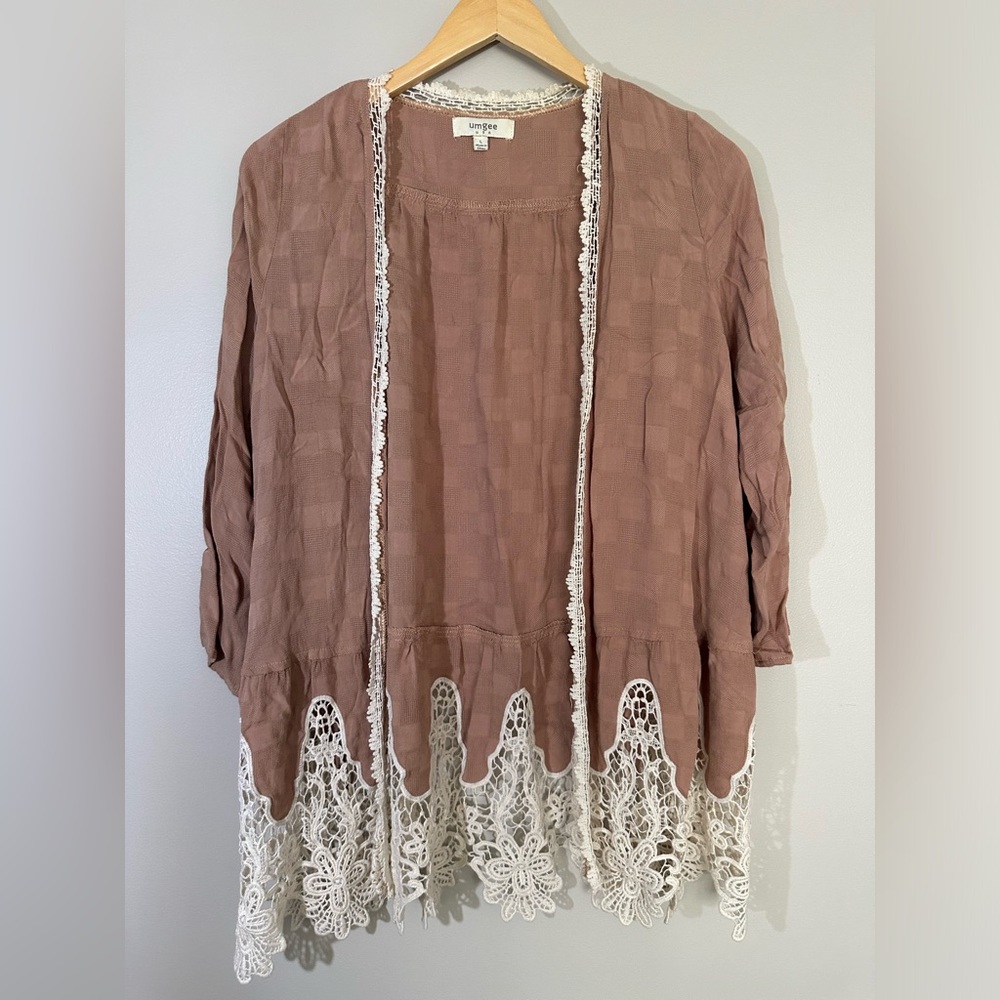 Umgee tan shawl with cream lace trim size large